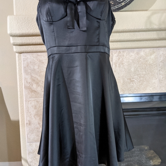 Classic satin look, spaghetti strap party dress. Estimated to be size: L - Picture 5 of 9